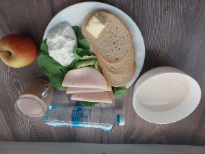 Dieta podstawowa  Kakao Płatki pszenne na mleku Chleb mieszany pszenno-żytni  Masło extra  Filet zapiekany drobiowy  Jabłko Woda mineralna Sałata zielona  Twarożek brzoskwiniowy (dieta)